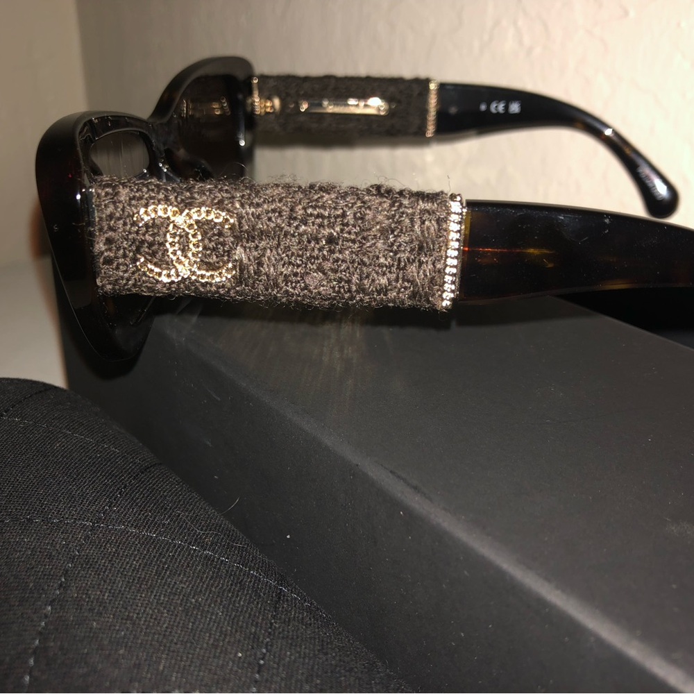 New CHANEL fabric quilted Black Sunglasses with Quilted Case - Picture 3 of 5